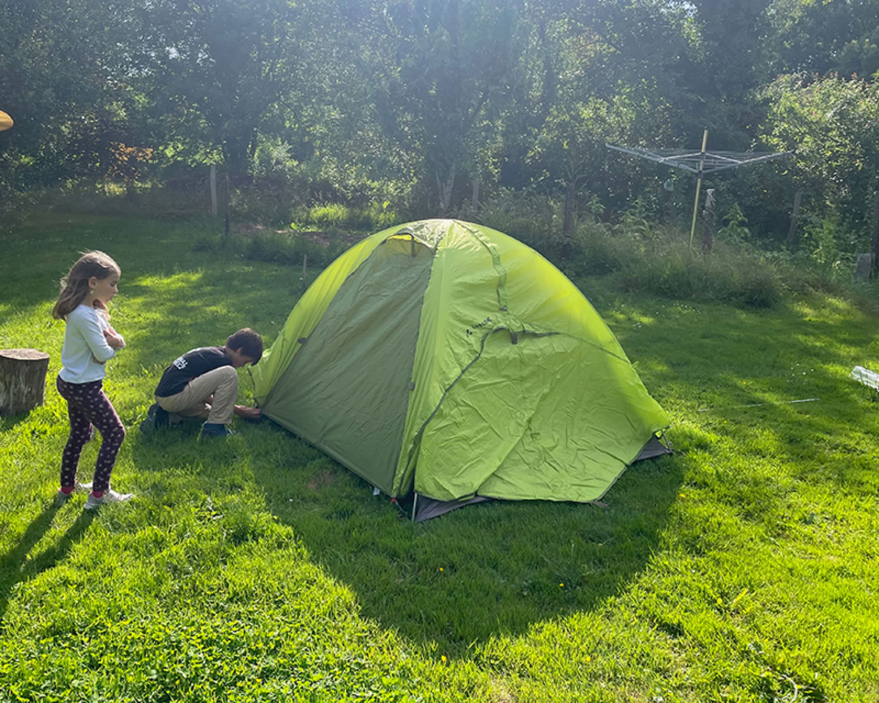 une tente installée au centre Ecophora